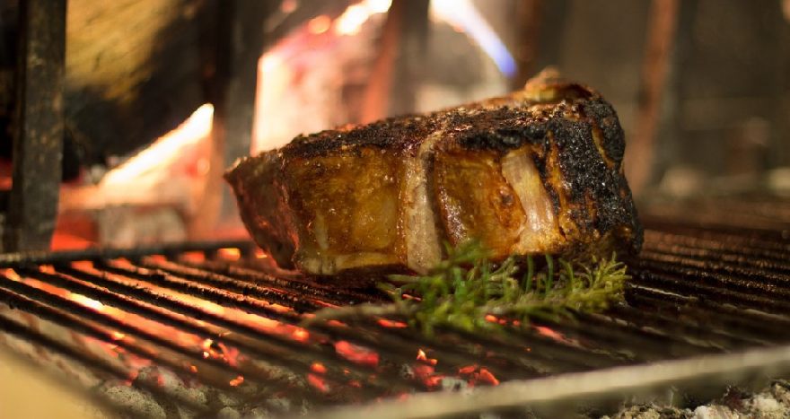 Costillas de lomo de buey, deliciosamente servidas en el asador Charlie Palmer de Washington D.C.